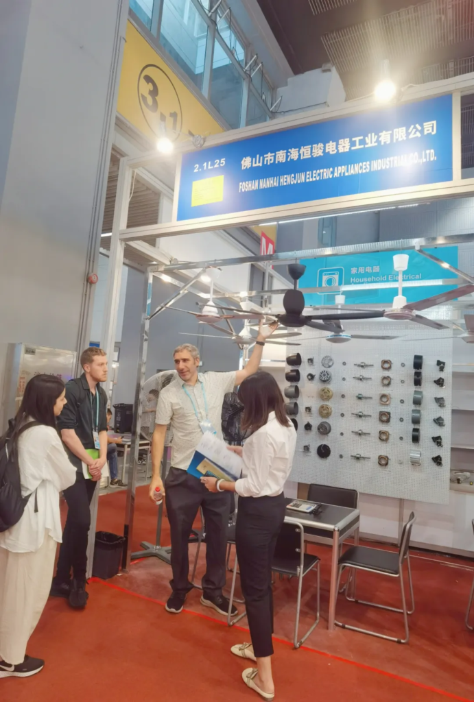 Foreign Businessmen Negotiate Business at Hengjun Company.