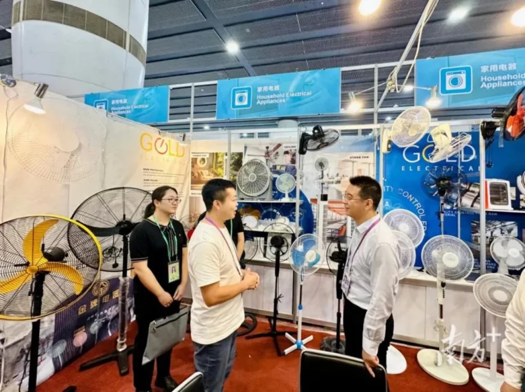 District Leaders Visiting Exhibitors at the Canton Fair